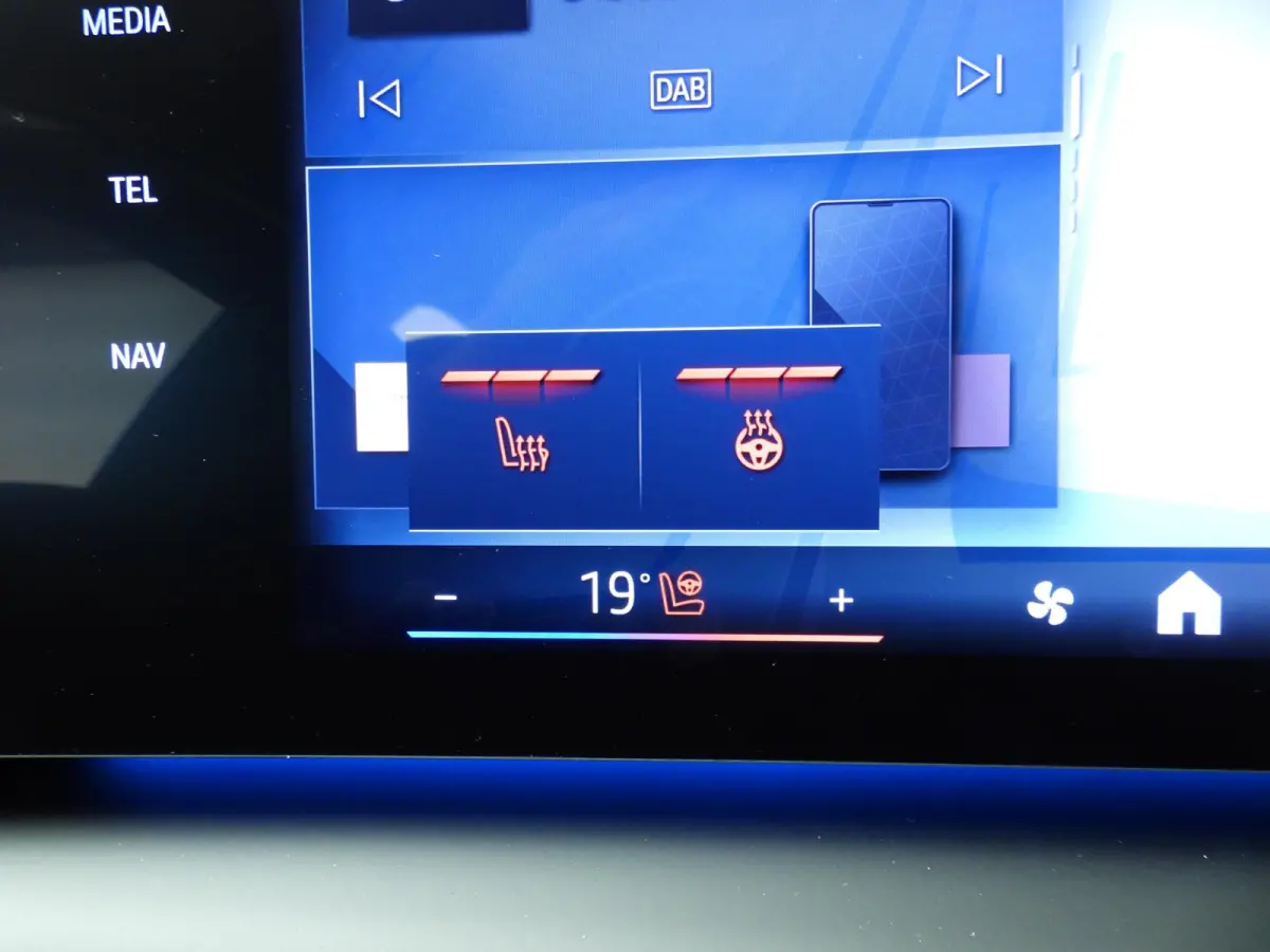 5-deurs 120 | M-Sportpakket | LED | HUD | Active cruise | Schuifdak | Trekhaak | DAB | Harman-kardon sound | Alu 19 inch
