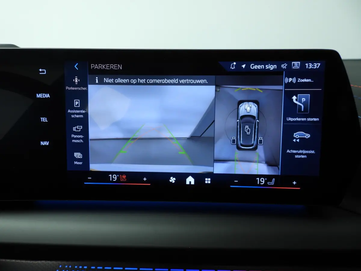 5-deurs 120 | M-Sportpakket | LED | HUD | Active cruise | Schuifdak | Trekhaak | DAB | Harman-kardon sound | Alu 19 inch
