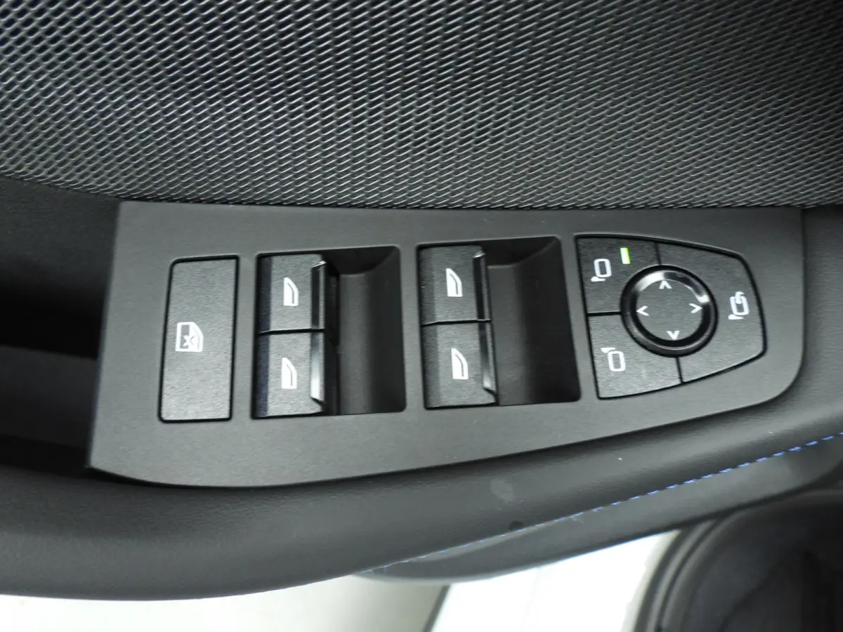 5-deurs 120 | M-Sportpakket | LED | HUD | Active cruise | Schuifdak | Trekhaak | DAB | Harman-kardon sound | Alu 19 inch