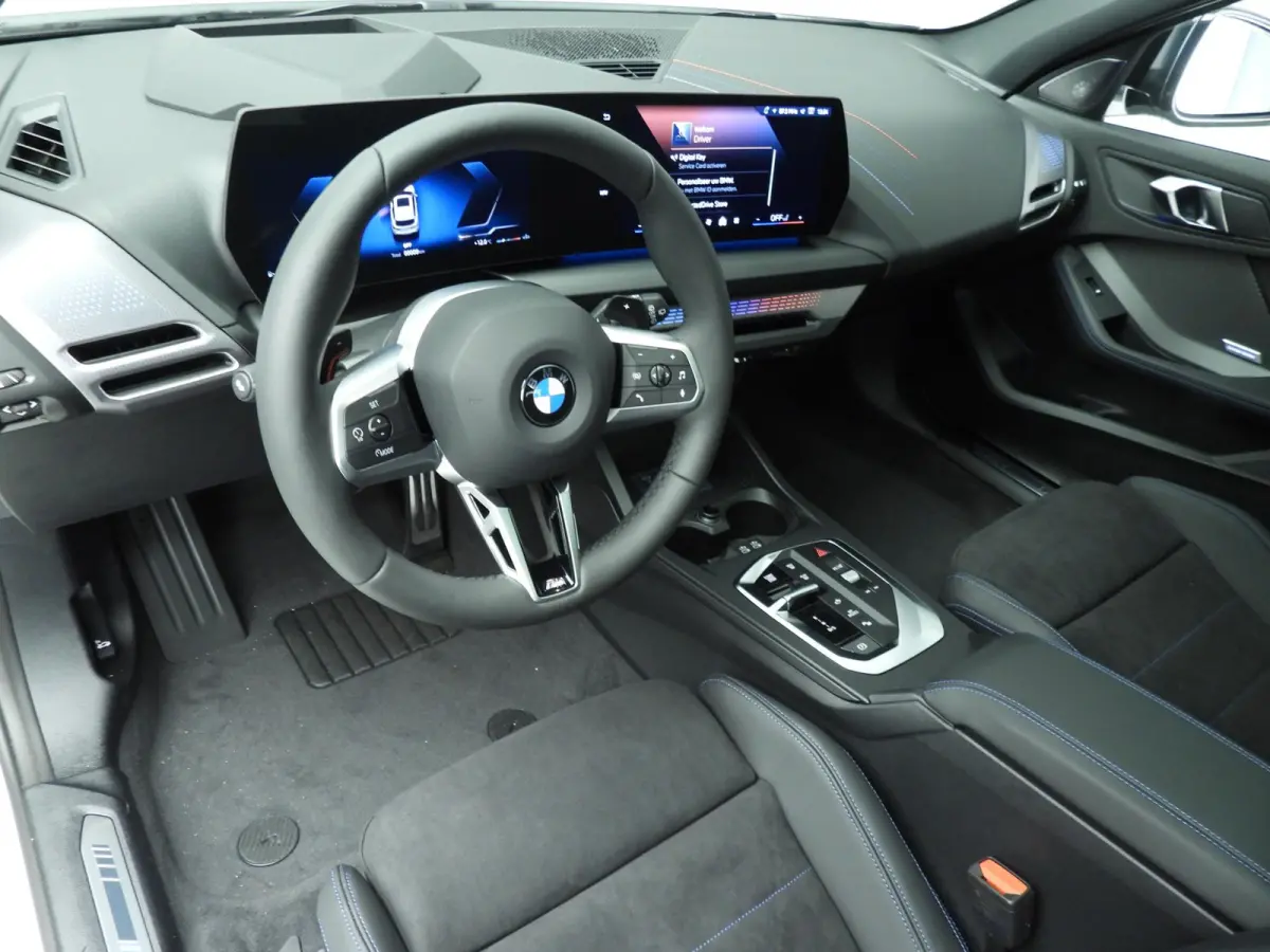 5-deurs 120 | M-Sportpakket | LED | HUD | Active cruise | Schuifdak | Trekhaak | DAB | Harman-kardon sound | Alu 19 inch
