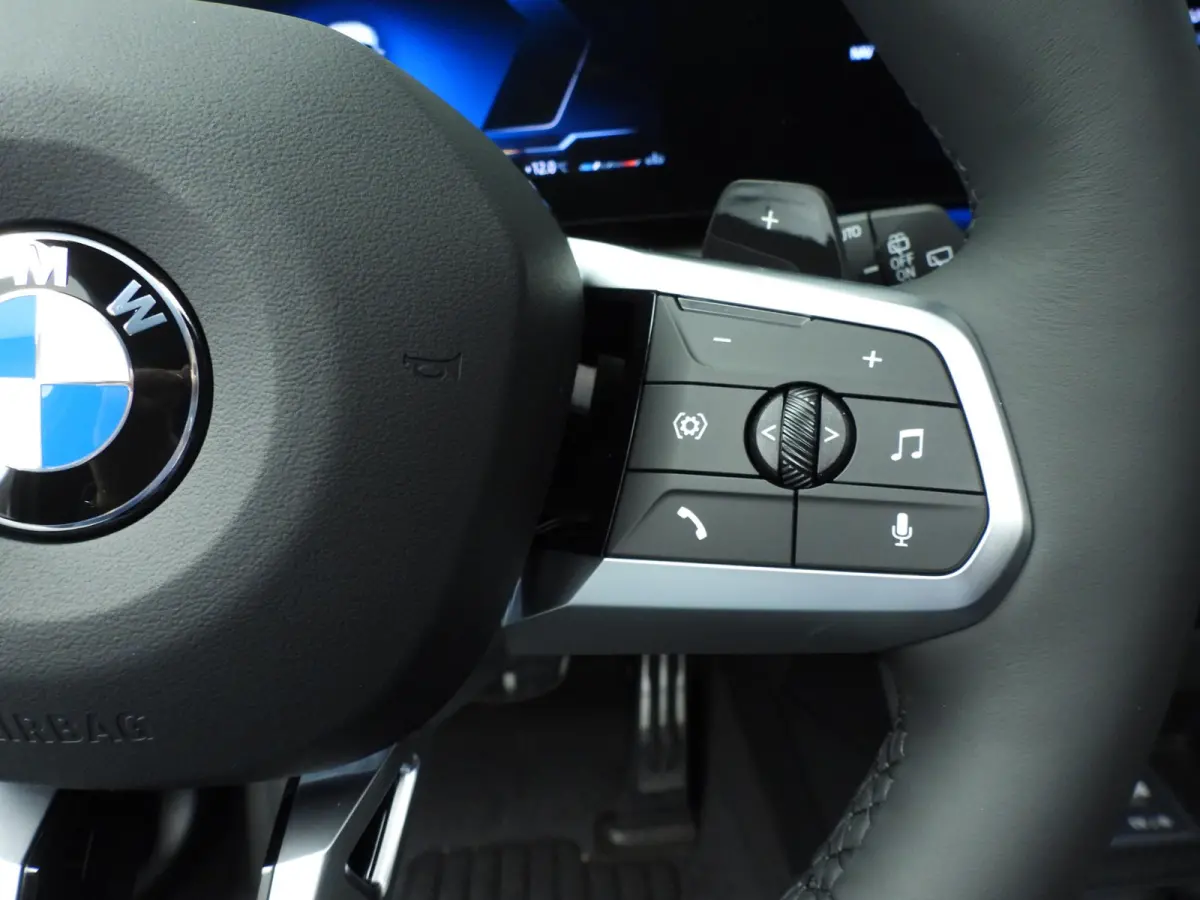 5-deurs 120 | M-Sportpakket | LED | HUD | Active cruise | Schuifdak | Trekhaak | DAB | Harman-kardon sound | Alu 19 inch