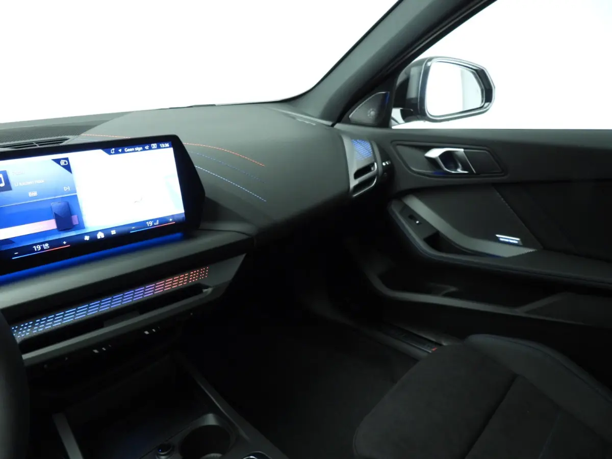 5-deurs 120 | M-Sportpakket | LED | HUD | Active cruise | Schuifdak | Trekhaak | DAB | Harman-kardon sound | Alu 19 inch