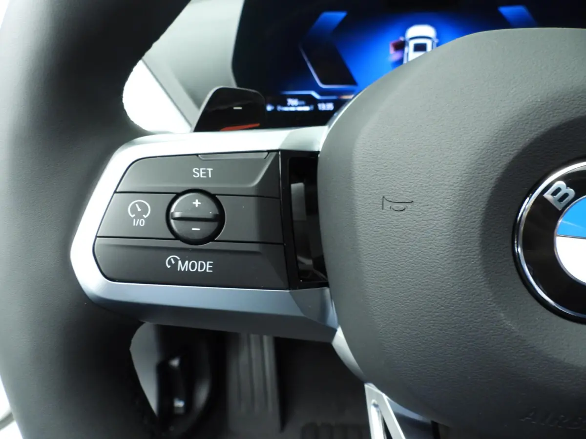 5-deurs 120 | M-Sportpakket | LED | HUD | Active cruise | Schuifdak | Trekhaak | DAB | Harman-kardon sound | Alu 19 inch