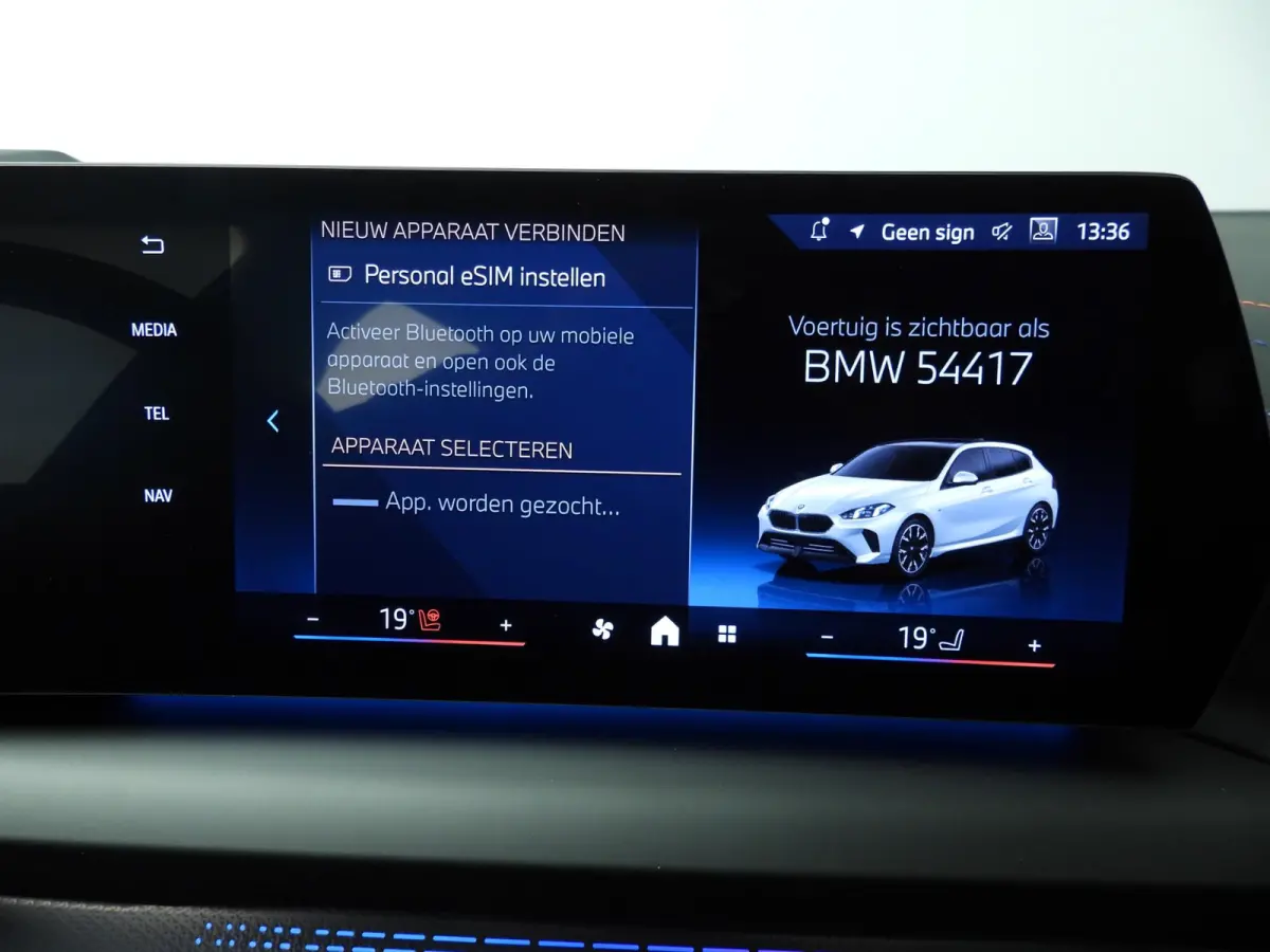 5-deurs 120 | M-Sportpakket | LED | HUD | Active cruise | Schuifdak | Trekhaak | DAB | Harman-kardon sound | Alu 19 inch