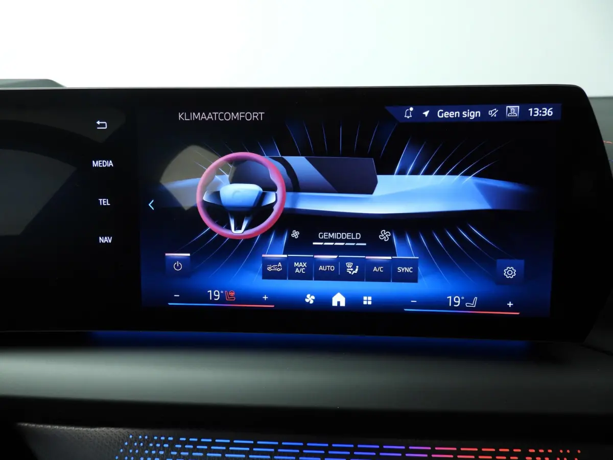 5-deurs 120 | M-Sportpakket | LED | HUD | Active cruise | Schuifdak | Trekhaak | DAB | Harman-kardon sound | Alu 19 inch