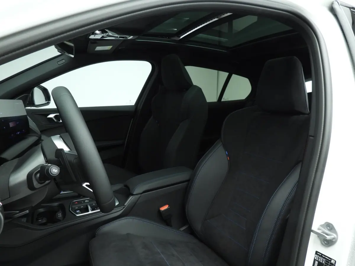 5-deurs 120 | M-Sportpakket | LED | HUD | Active cruise | Schuifdak | Trekhaak | DAB | Harman-kardon sound | Alu 19 inch