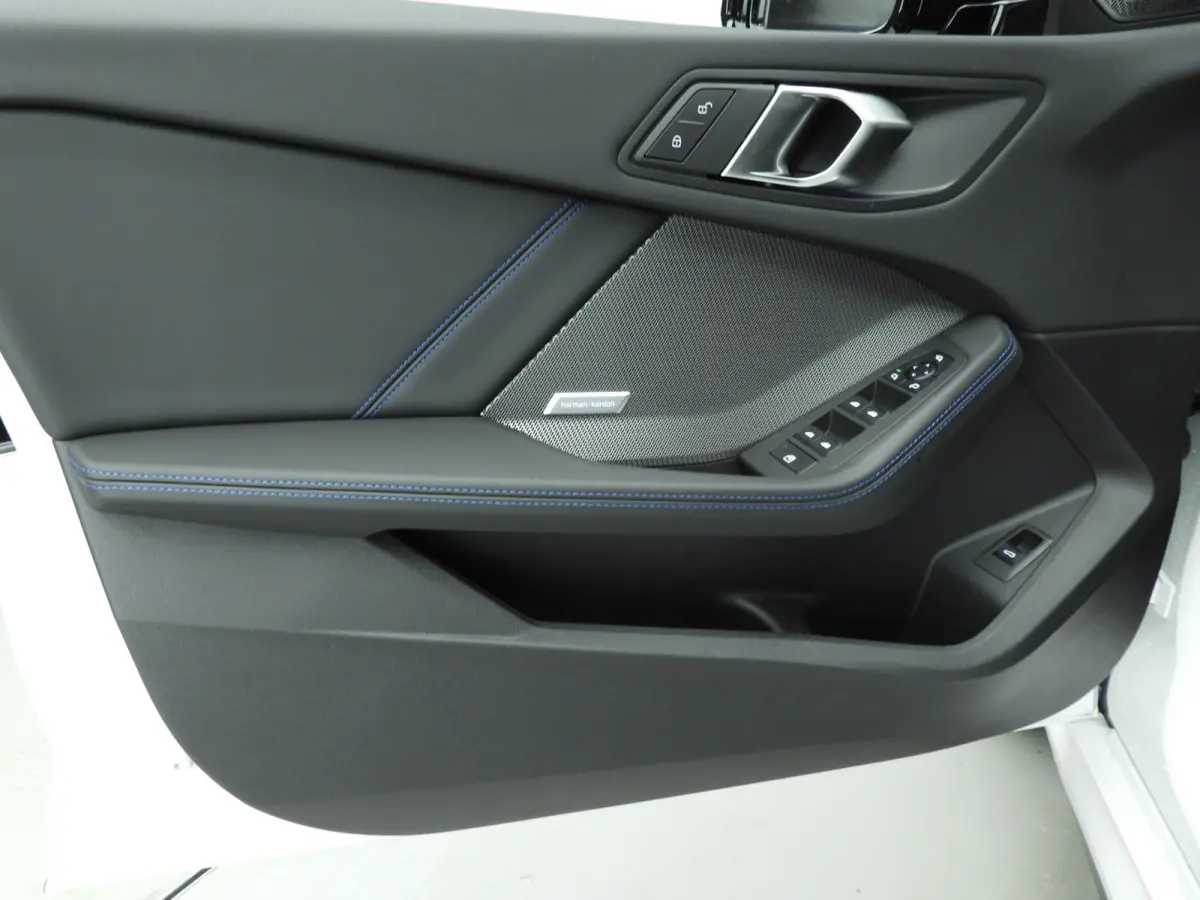 5-deurs 120 | M-Sportpakket | LED | HUD | Active cruise | Schuifdak | Trekhaak | DAB | Harman-kardon sound | Alu 19 inch