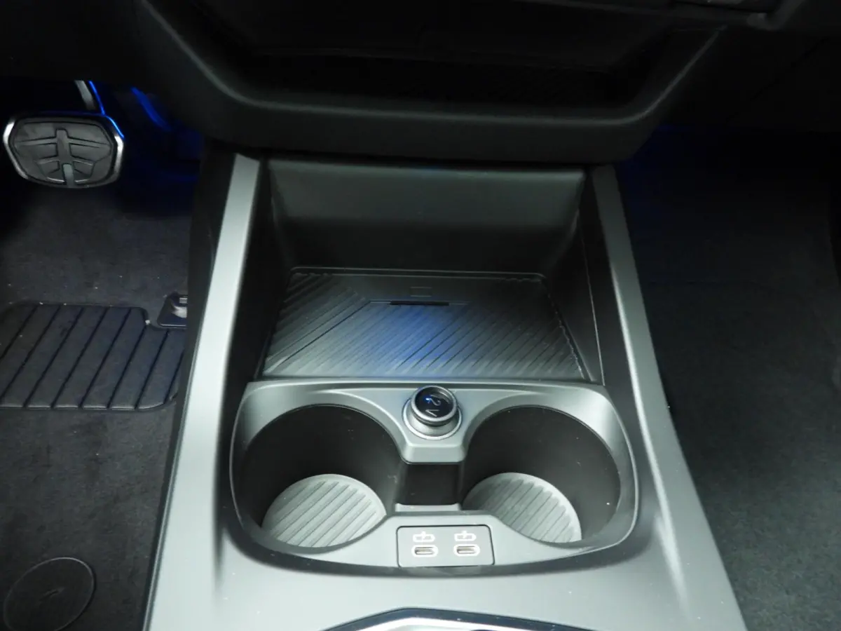 5-deurs 120 | M-Sportpakket | LED | HUD | Active cruise | Schuifdak | Trekhaak | DAB | Harman-kardon sound | Alu 19 inch