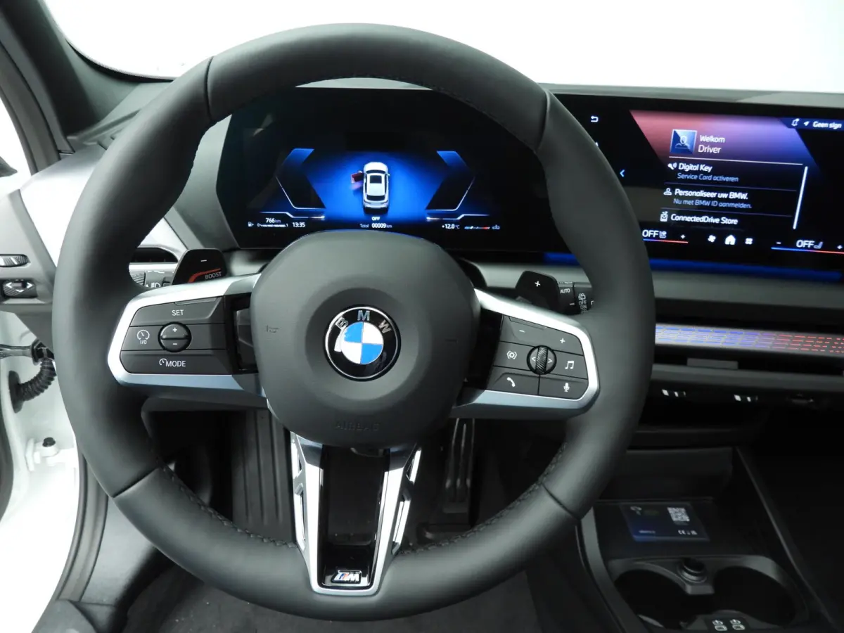 5-deurs 120 | M-Sportpakket | LED | HUD | Active cruise | Schuifdak | Trekhaak | DAB | Harman-kardon sound | Alu 19 inch