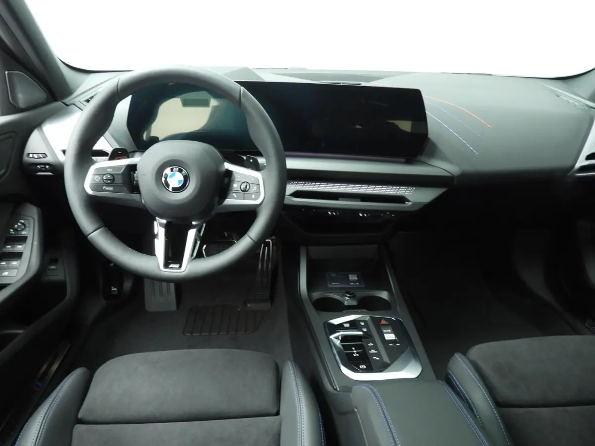 5-deurs 120 | M-Sportpakket | LED | HUD | Active cruise | Schuifdak | Trekhaak | DAB | Harman-kardon sound | Alu 19 inch