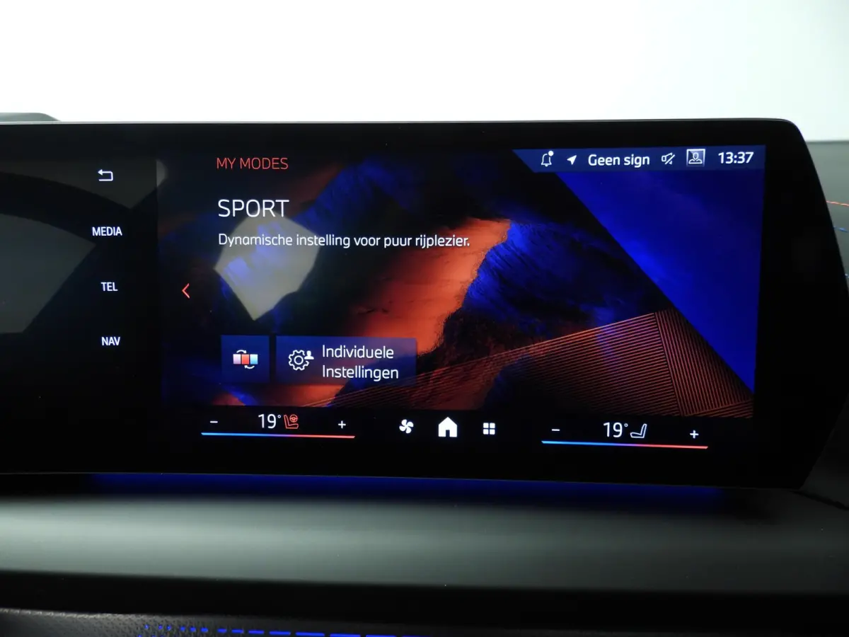 5-deurs 120 | M-Sportpakket | LED | HUD | Active cruise | Schuifdak | Trekhaak | DAB | Harman-kardon sound | Alu 19 inch