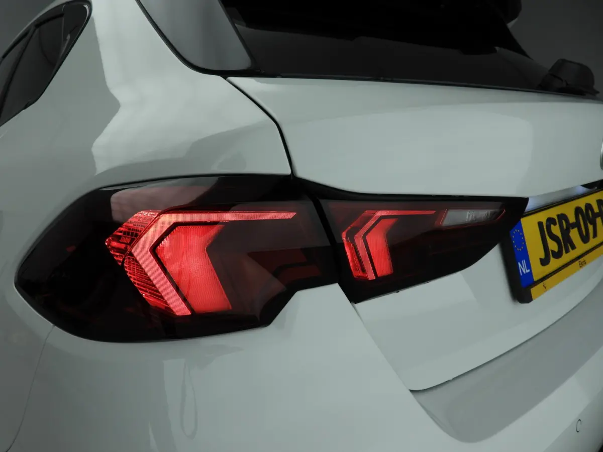 5-deurs 120 | M-Sportpakket | LED | HUD | Active cruise | Schuifdak | Trekhaak | DAB | Harman-kardon sound | Alu 19 inch