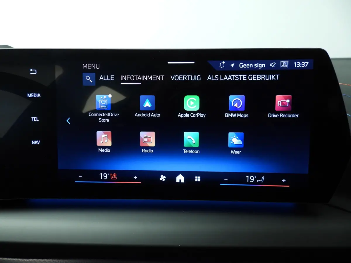 5-deurs 120 | M-Sportpakket | LED | HUD | Active cruise | Schuifdak | Trekhaak | DAB | Harman-kardon sound | Alu 19 inch