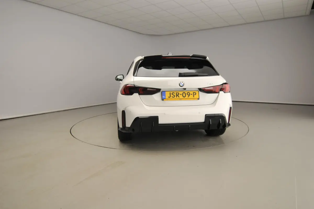 5-deurs 120 | M-Sportpakket | LED | HUD | Active cruise | Schuifdak | Trekhaak | DAB | Harman-kardon sound | Alu 19 inch