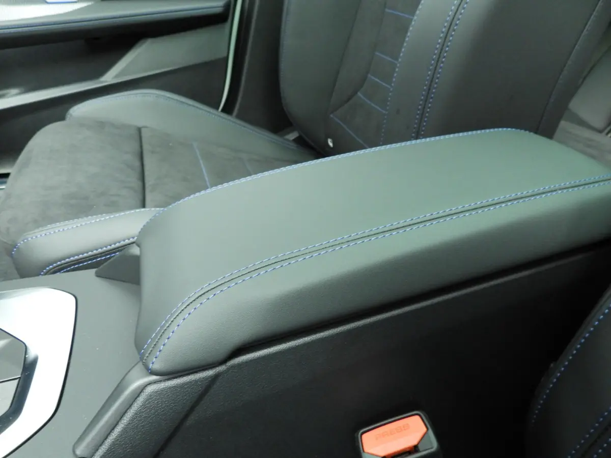 5-deurs 120 | M-Sportpakket | LED | HUD | Active cruise | Schuifdak | Trekhaak | DAB | Harman-kardon sound | Alu 19 inch