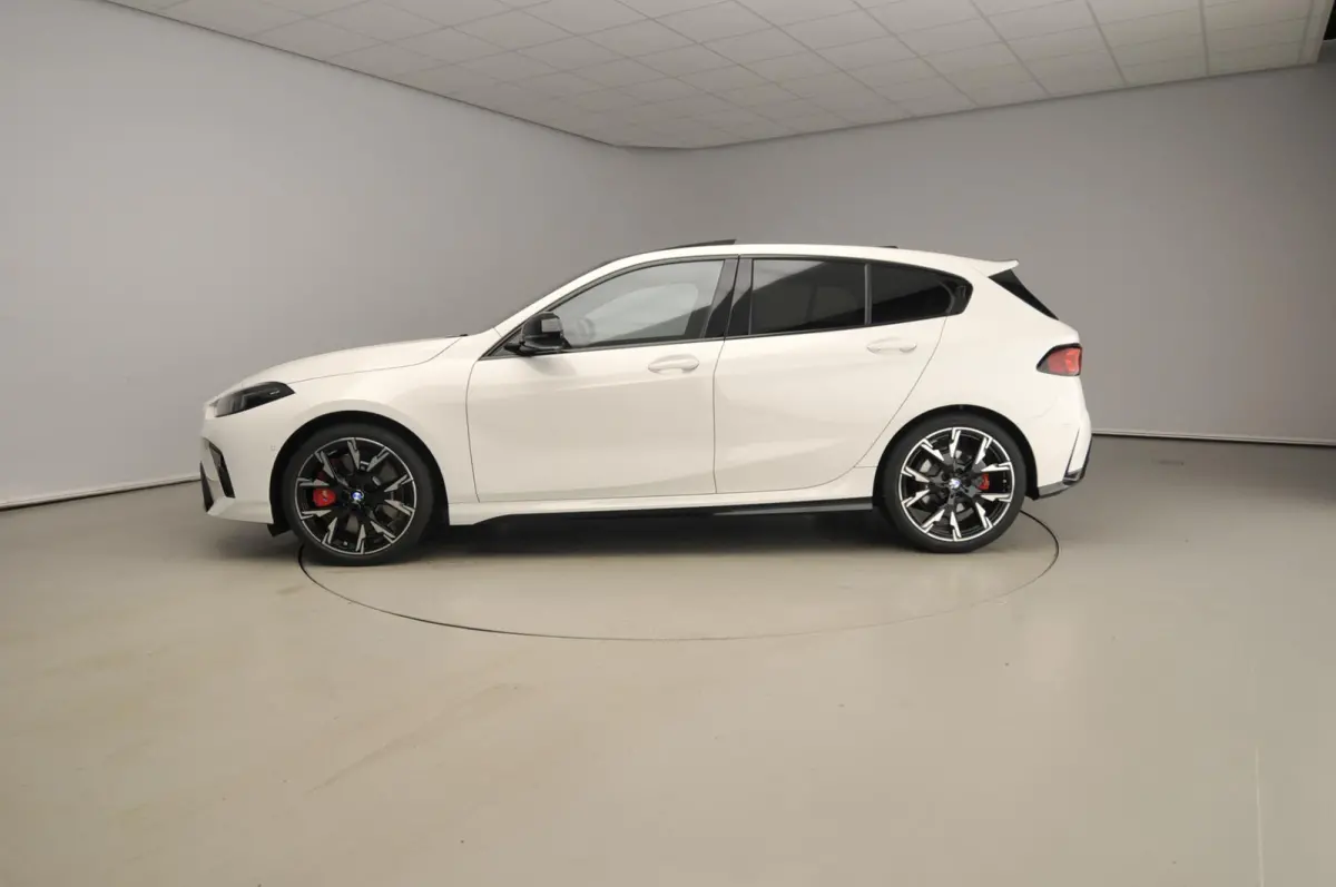 5-deurs 120 | M-Sportpakket | LED | HUD | Active cruise | Schuifdak | Trekhaak | DAB | Harman-kardon sound | Alu 19 inch