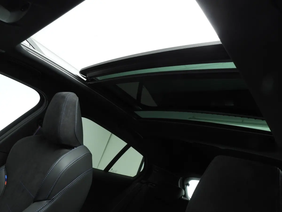 5-deurs 120 | M-Sportpakket | LED | HUD | Active cruise | Schuifdak | Trekhaak | DAB | Harman-kardon sound | Alu 19 inch