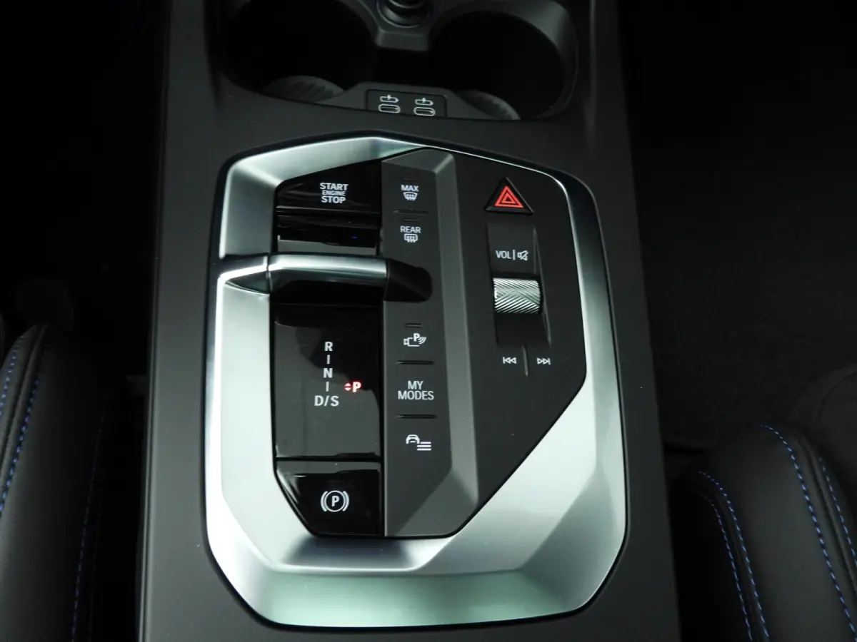 5-deurs 120 | M-Sportpakket | LED | HUD | Active cruise | Schuifdak | Trekhaak | DAB | Harman-kardon sound | Alu 19 inch