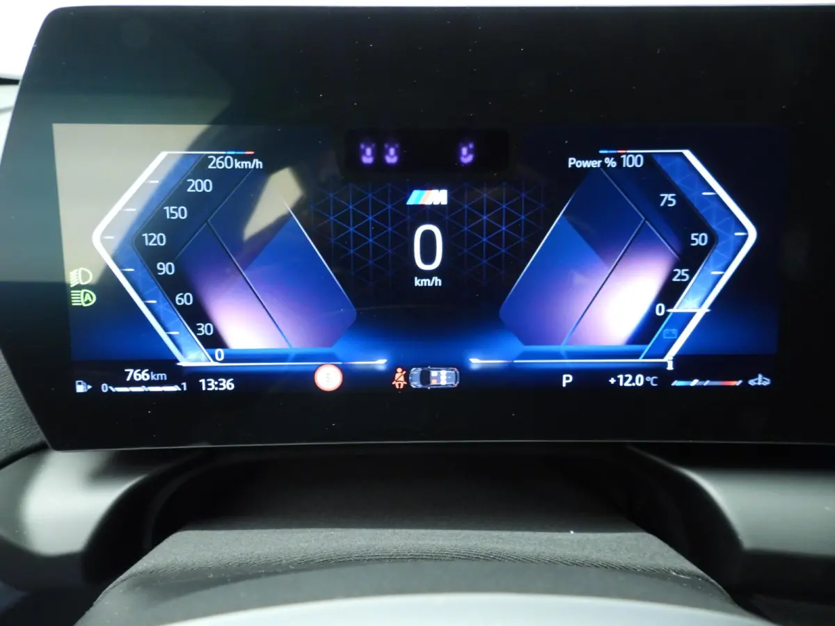 5-deurs 120 | M-Sportpakket | LED | HUD | Active cruise | Schuifdak | Trekhaak | DAB | Harman-kardon sound | Alu 19 inch