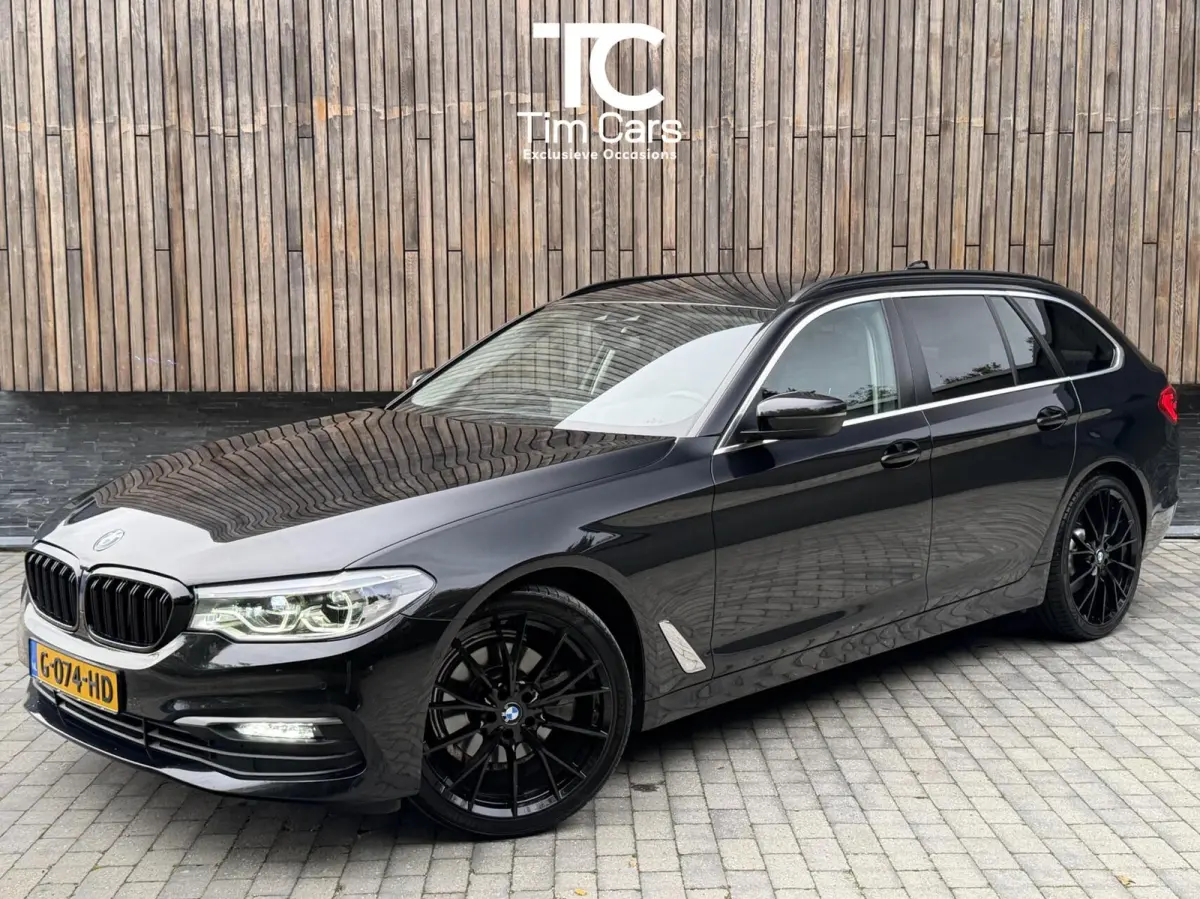 520i High Executive Automaat | Apple CarPlay | Leren bekleding | Stoelverwarming | LED verlichting | Comfortstoelen met memory-functie | Draadloze telefoonlader | Achteruitrijcamera