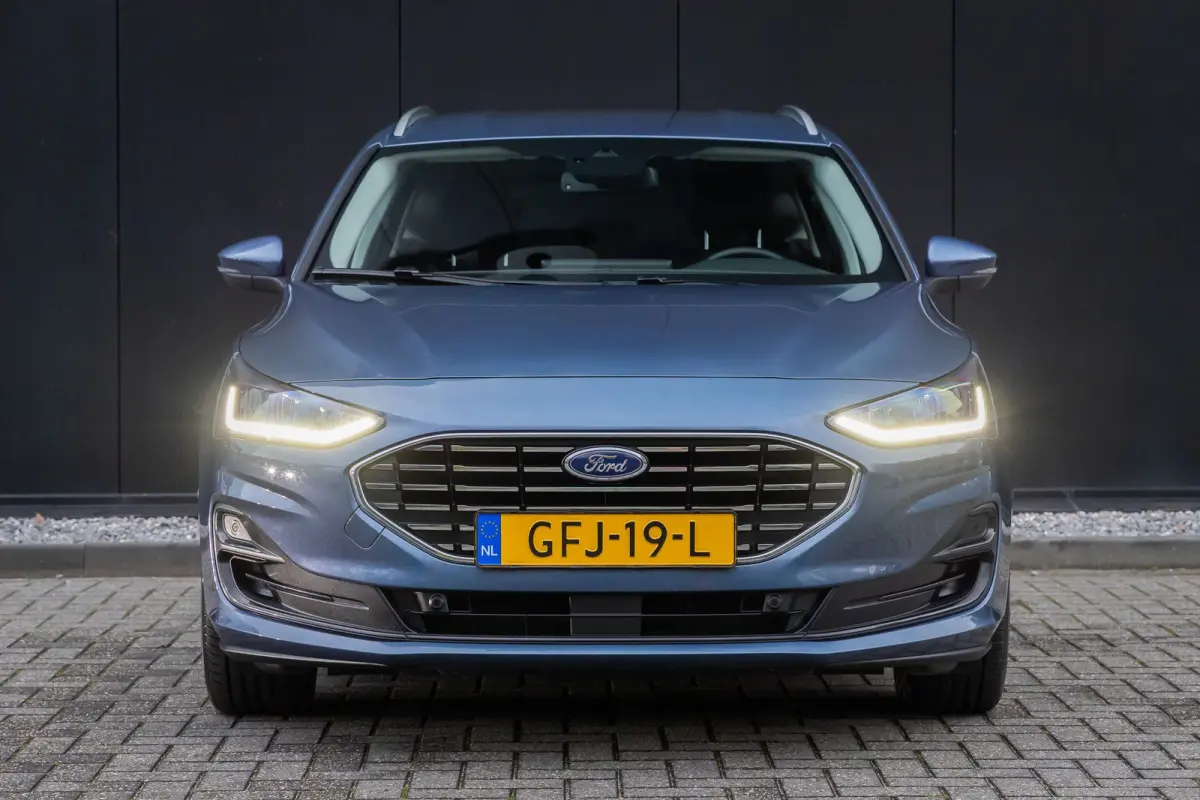 1.0 E.B. 155PK Hybrid Titanium X | AUOMAAT | Camera | Adaptieve cruise | AGR-stoel | Dodehoek detectie | Standkachel | LED | Keyless | DAB | Privacy-glass
