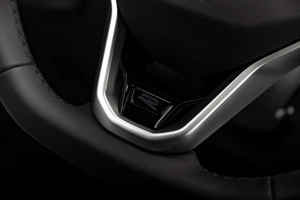 R-Line Edition l Panoramadak l IQ Light l Climate Control l LED Matrix l Lm-Velgen l Stoelverwarming l