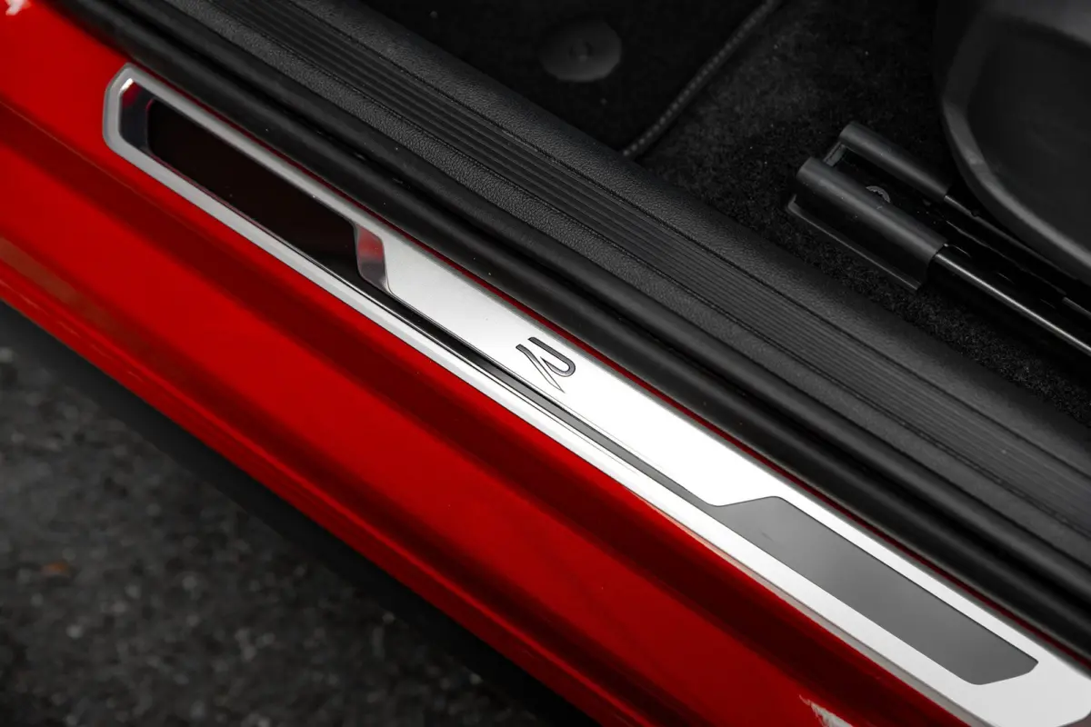 R-Line Edition l Panoramadak l IQ Light l Climate Control l LED Matrix l Lm-Velgen l Stoelverwarming l