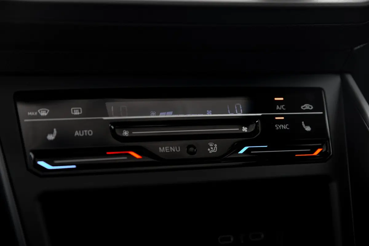 R-Line Edition l Panoramadak l IQ Light l Climate Control l LED Matrix l Lm-Velgen l Stoelverwarming l