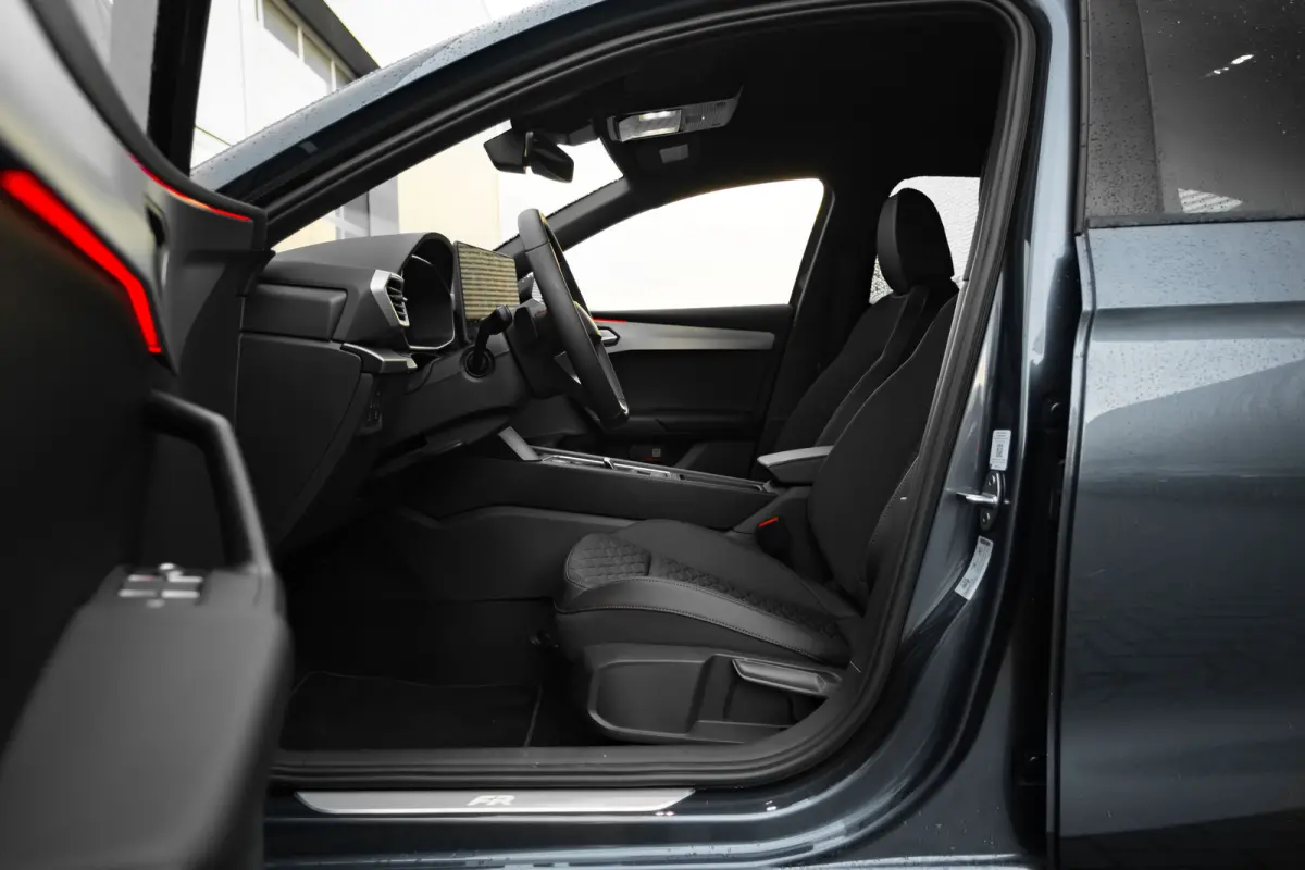 FR Business - eHybrid | Trekhaak | Black Pakket | 18'' LMV | ACC | Achteruitrijcamera l Elekt. Haak l Black Pakket l 18" l Adapt. Cr Control l Camera l PDC l Side Assist l