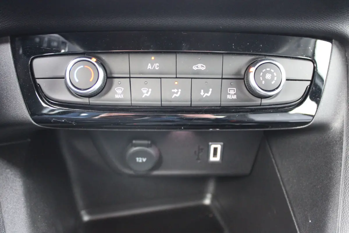 1.2 Turbo Edition / Navigatie via Carplay / Parkeersensoren / DAB / Airco / LED