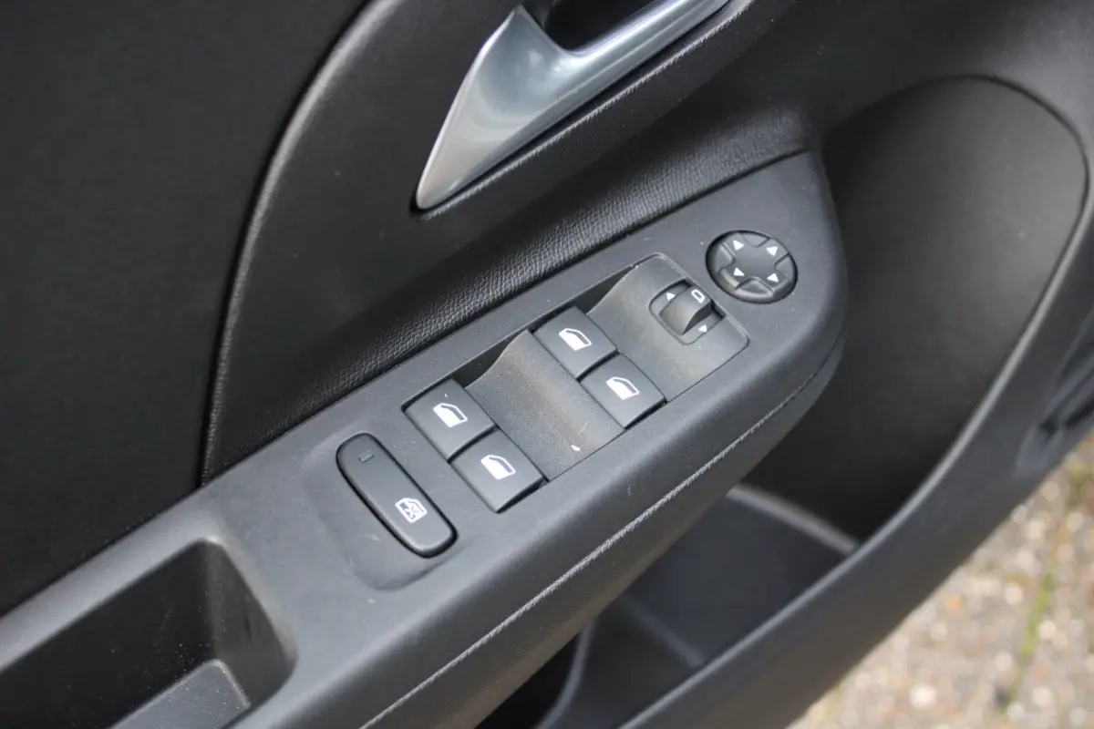 1.2 Turbo Edition / Navigatie via Carplay / Parkeersensoren / DAB / Airco / LED