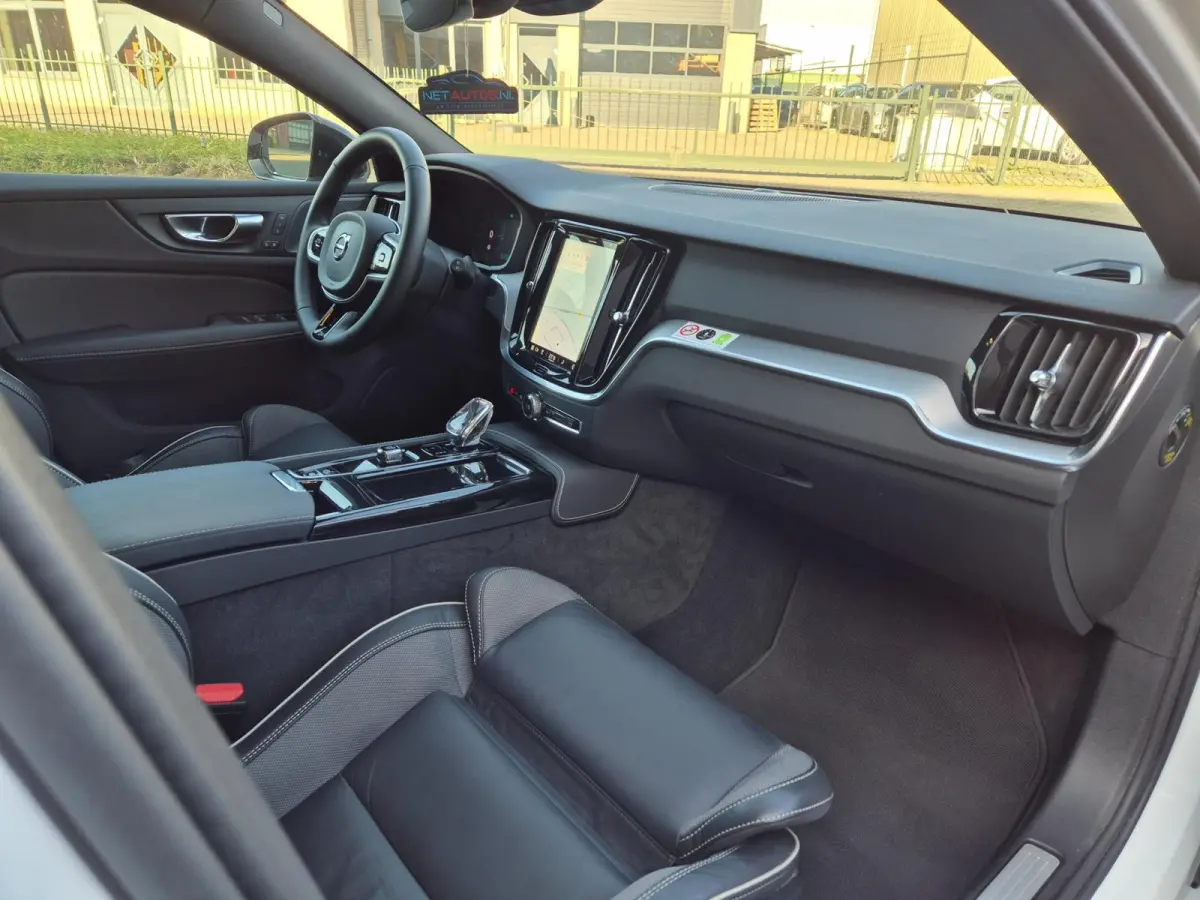 2.0 T6 hybrid AWD Plus Dark 388PK KRISTAL Autopilot +70km Hyrbride BTW Volle optielijst Adaptieve cruise control CarPlay