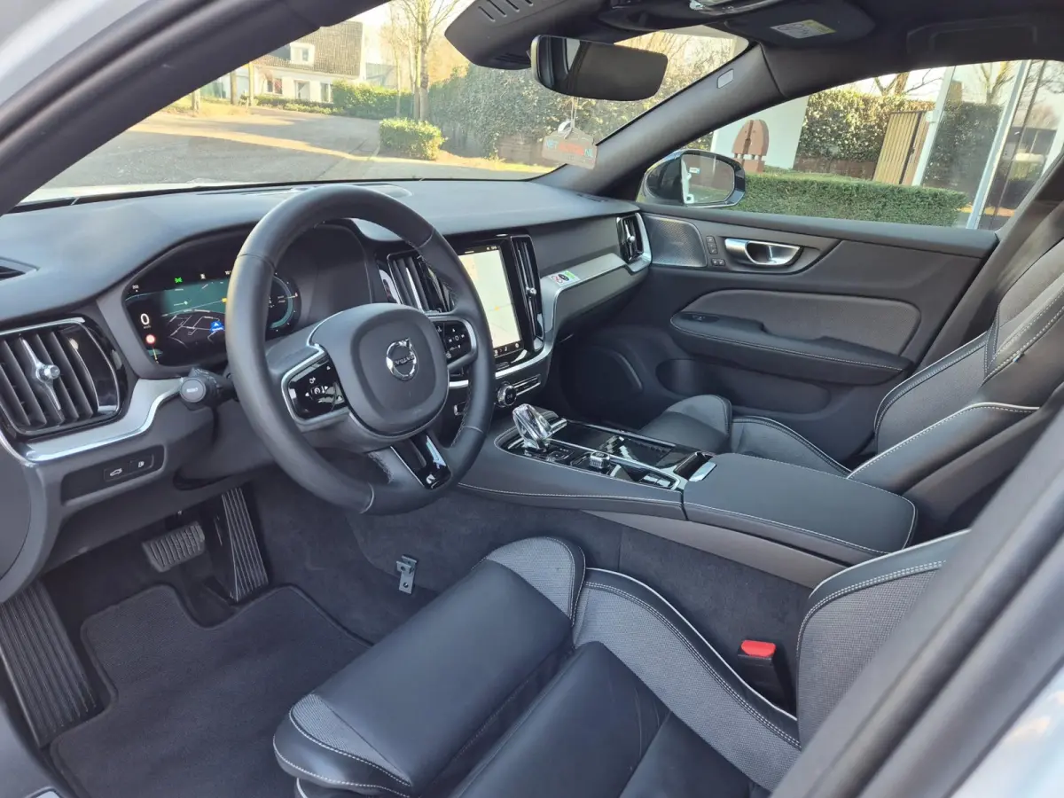 2.0 T6 hybrid AWD Plus Dark 388PK KRISTAL Autopilot +70km Hyrbride BTW Volle optielijst Adaptieve cruise control CarPlay
