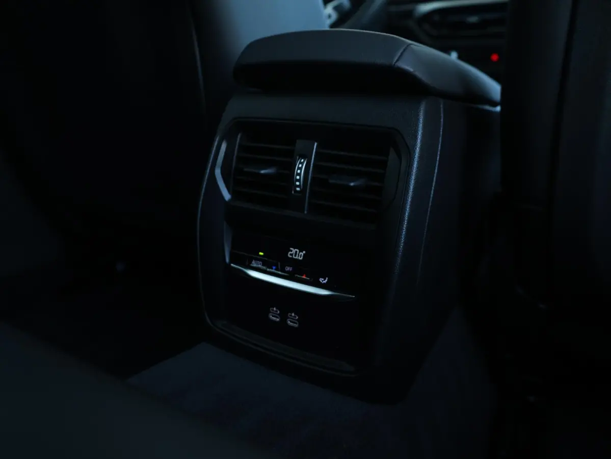 318i M-Sportpakket / Achteruitrijcamera / Trekhaak / Panoramadak / Stoelverwarming / 18'' /