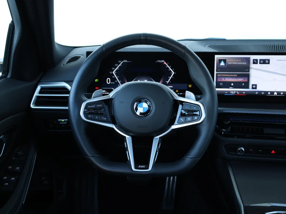 318i M-Sportpakket / Achteruitrijcamera / Trekhaak / Panoramadak / Stoelverwarming / 18'' /