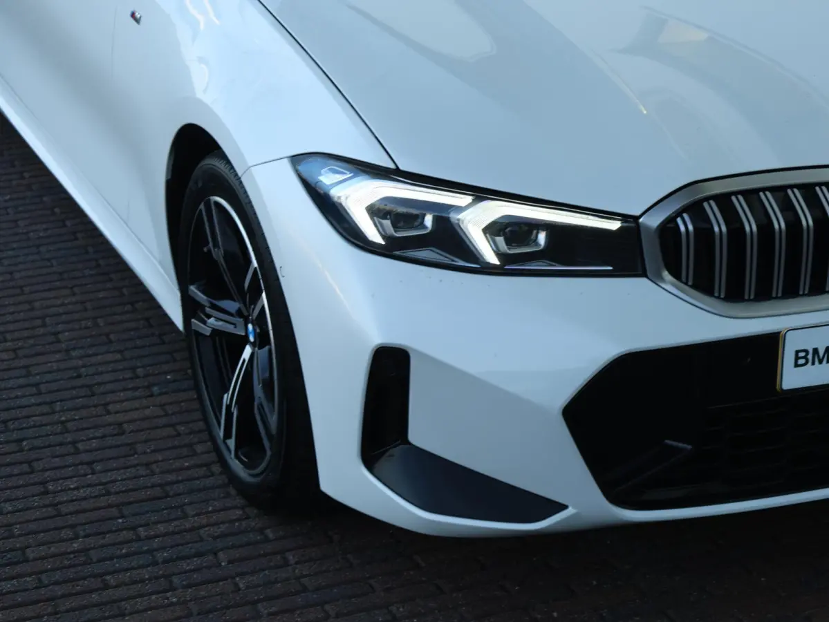318i M-Sportpakket / Achteruitrijcamera / Trekhaak / Panoramadak / Stoelverwarming / 18'' /