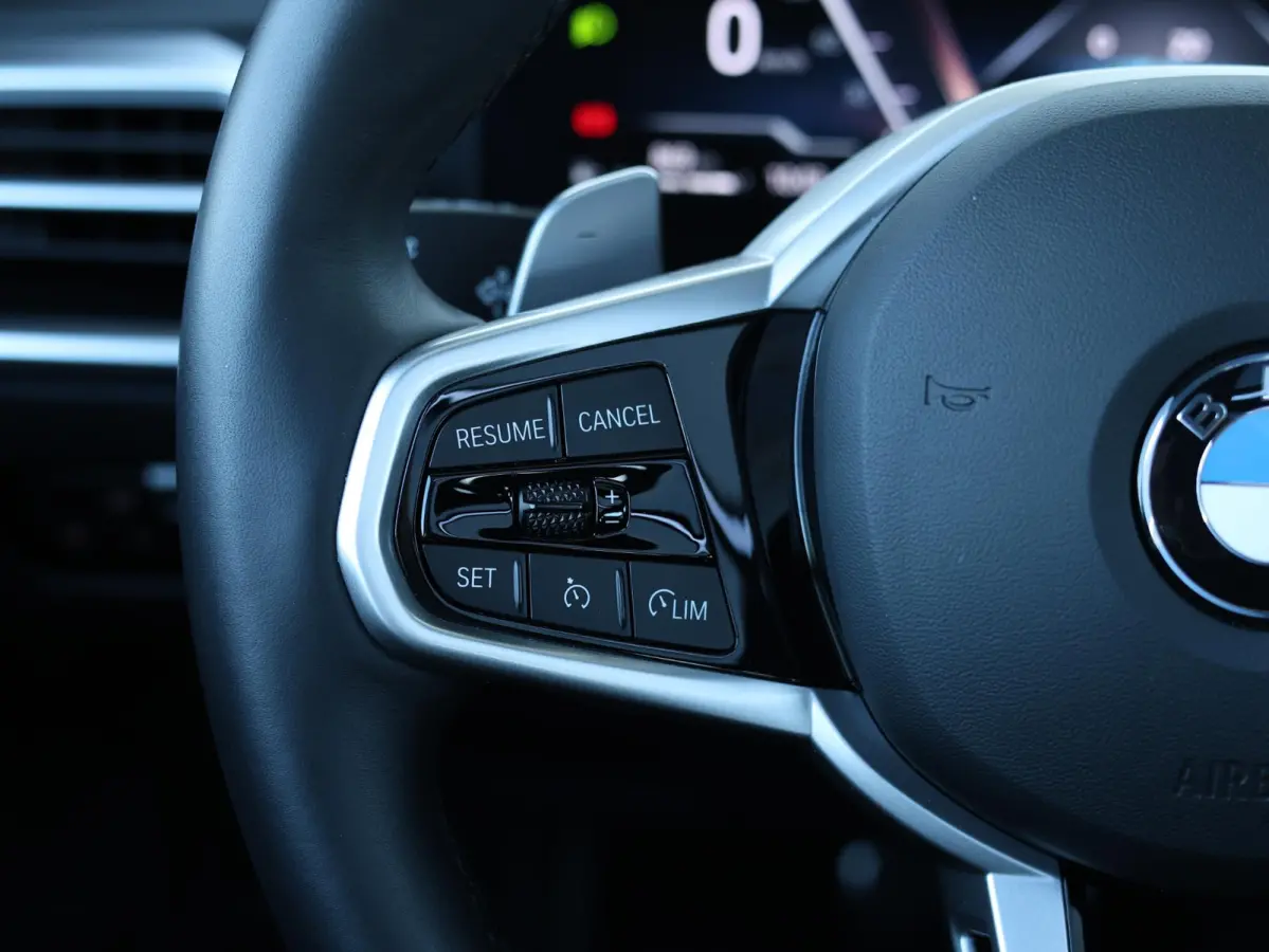 318i M-Sportpakket / Achteruitrijcamera / Trekhaak / Panoramadak / Stoelverwarming / 18'' /
