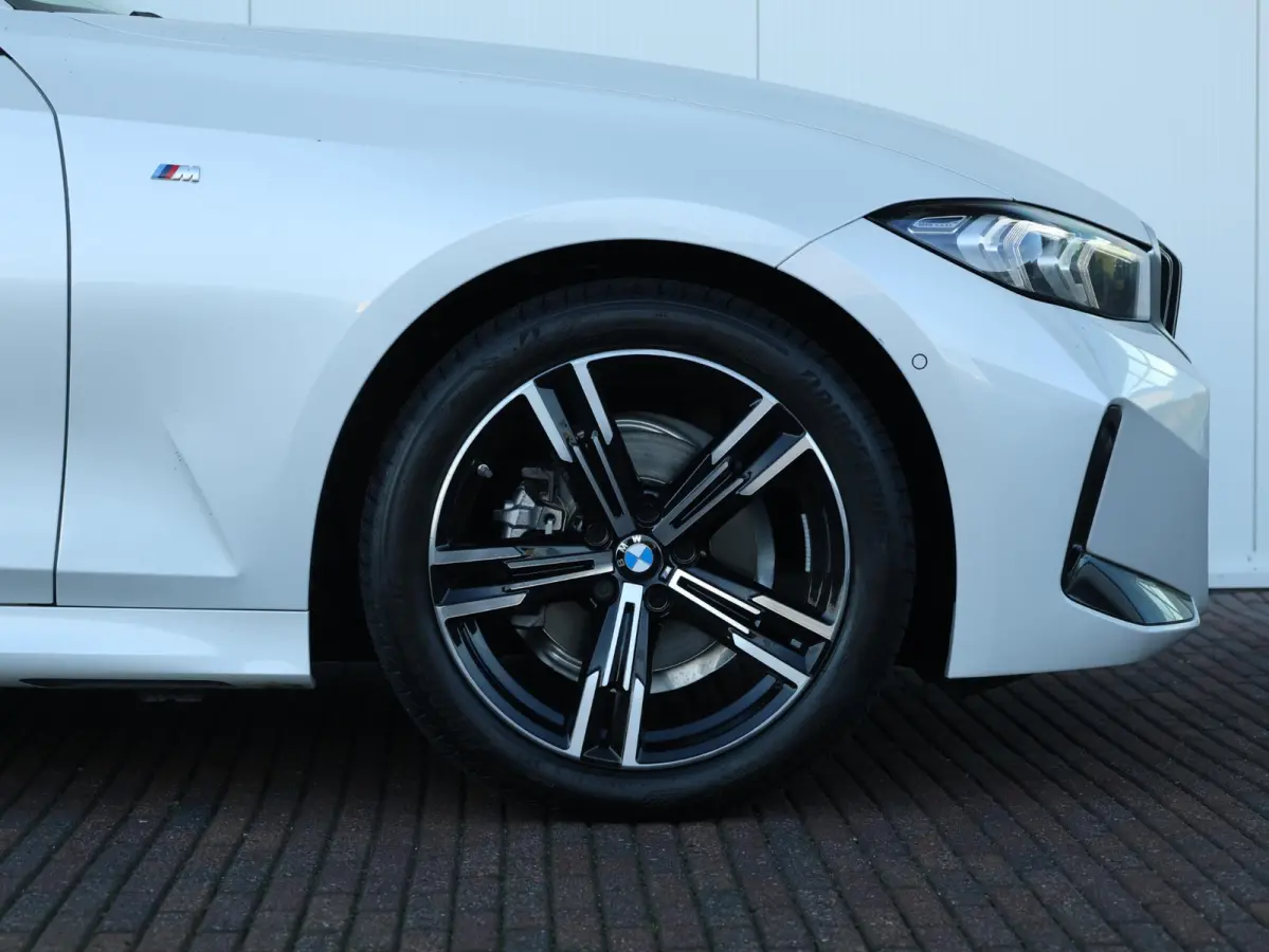 318i M-Sportpakket / Achteruitrijcamera / Trekhaak / Panoramadak / Stoelverwarming / 18'' /