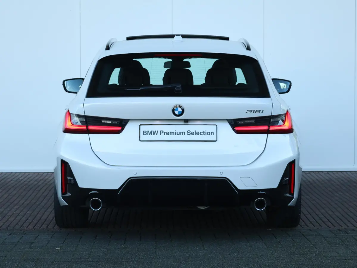 318i M-Sportpakket / Achteruitrijcamera / Trekhaak / Panoramadak / Stoelverwarming / 18'' /