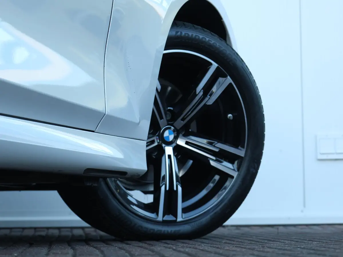 318i M-Sportpakket / Achteruitrijcamera / Trekhaak / Panoramadak / Stoelverwarming / 18'' /