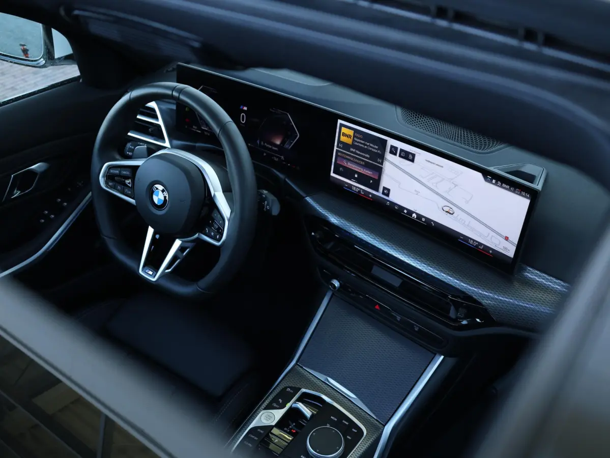 318i M-Sportpakket / Achteruitrijcamera / Trekhaak / Panoramadak / Stoelverwarming / 18'' /