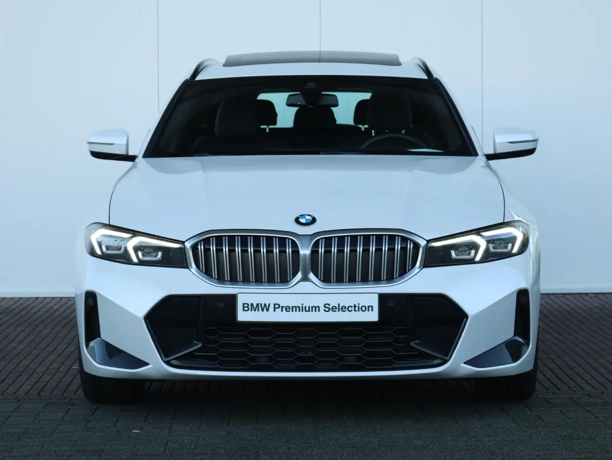 318i M-Sportpakket / Achteruitrijcamera / Trekhaak / Panoramadak / Stoelverwarming / 18'' /
