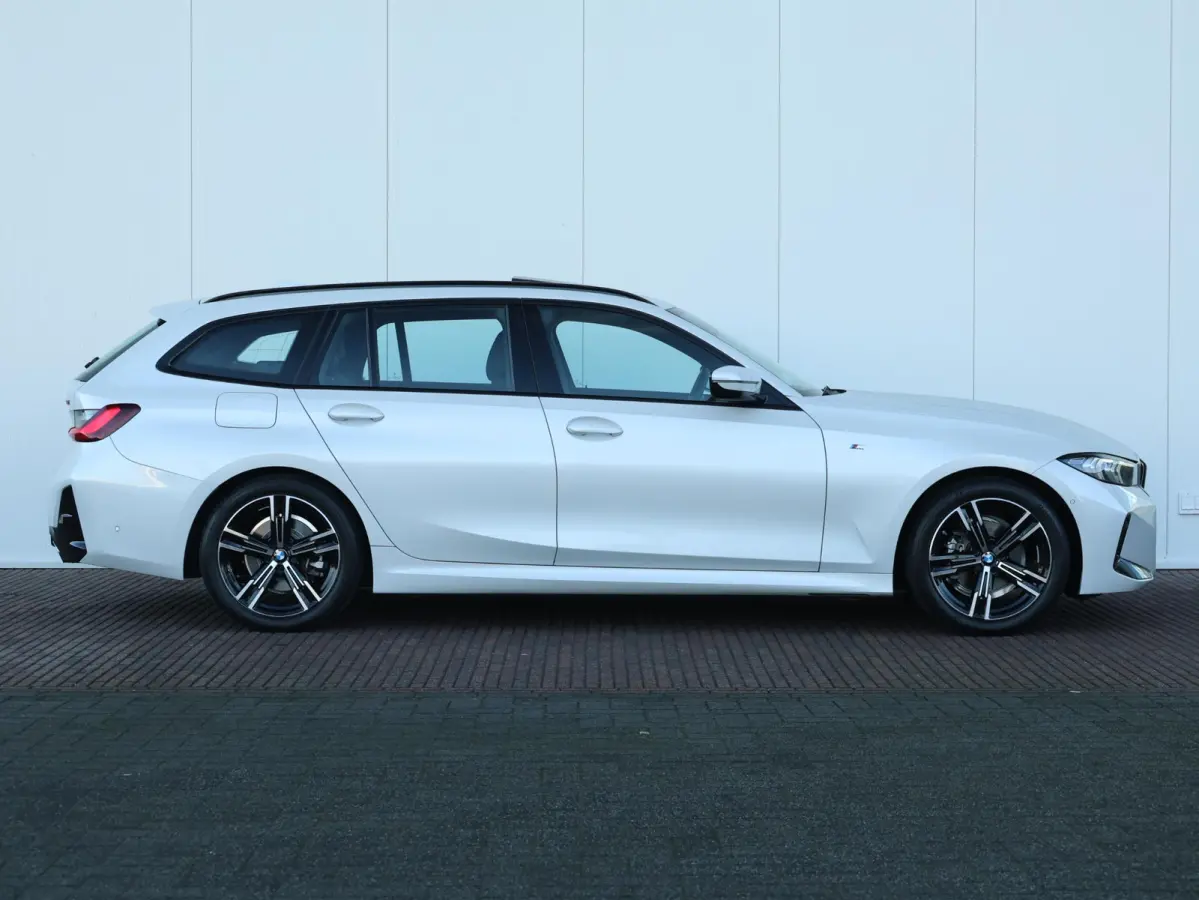 318i M-Sportpakket / Achteruitrijcamera / Trekhaak / Panoramadak / Stoelverwarming / 18'' /