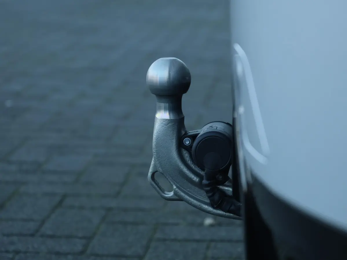 318i M-Sportpakket / Achteruitrijcamera / Trekhaak / Panoramadak / Stoelverwarming / 18'' /