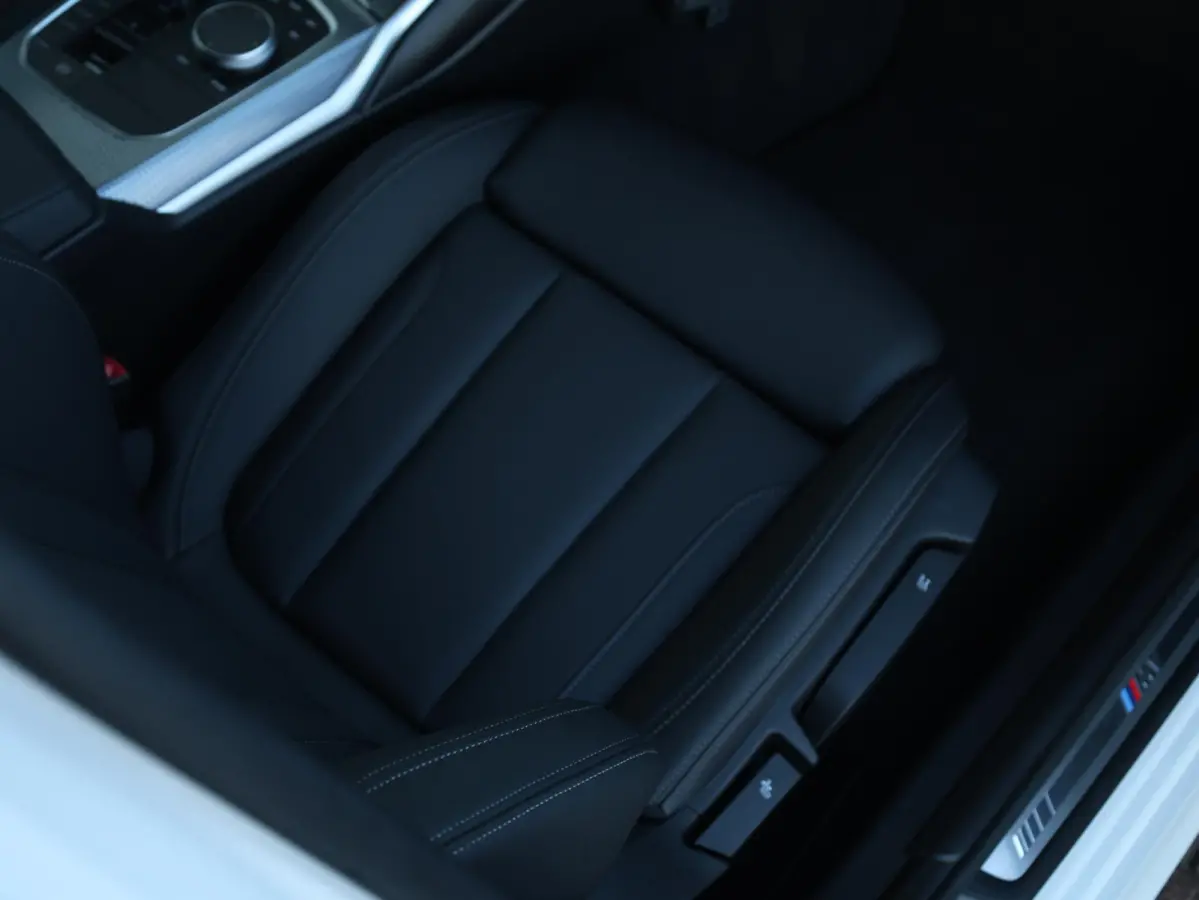 318i M-Sportpakket / Achteruitrijcamera / Trekhaak / Panoramadak / Stoelverwarming / 18'' /
