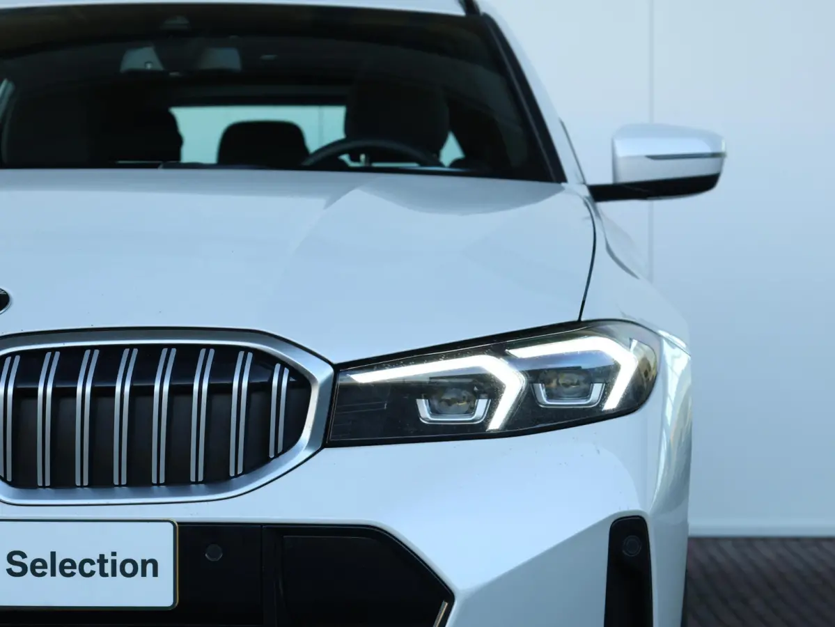 318i M-Sportpakket / Achteruitrijcamera / Trekhaak / Panoramadak / Stoelverwarming / 18'' /