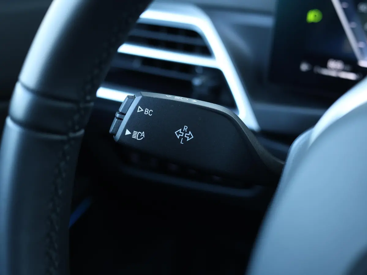 318i M-Sportpakket / Achteruitrijcamera / Trekhaak / Panoramadak / Stoelverwarming / 18'' /