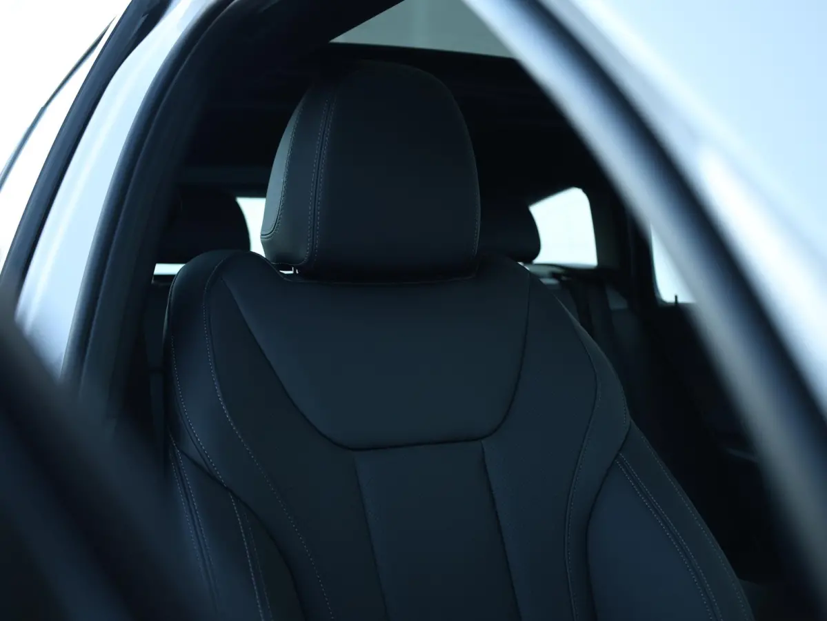 318i M-Sportpakket / Achteruitrijcamera / Trekhaak / Panoramadak / Stoelverwarming / 18'' /