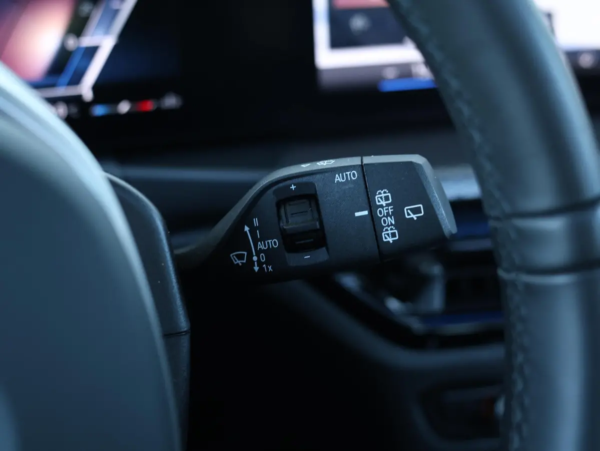 318i M-Sportpakket / Achteruitrijcamera / Trekhaak / Panoramadak / Stoelverwarming / 18'' /