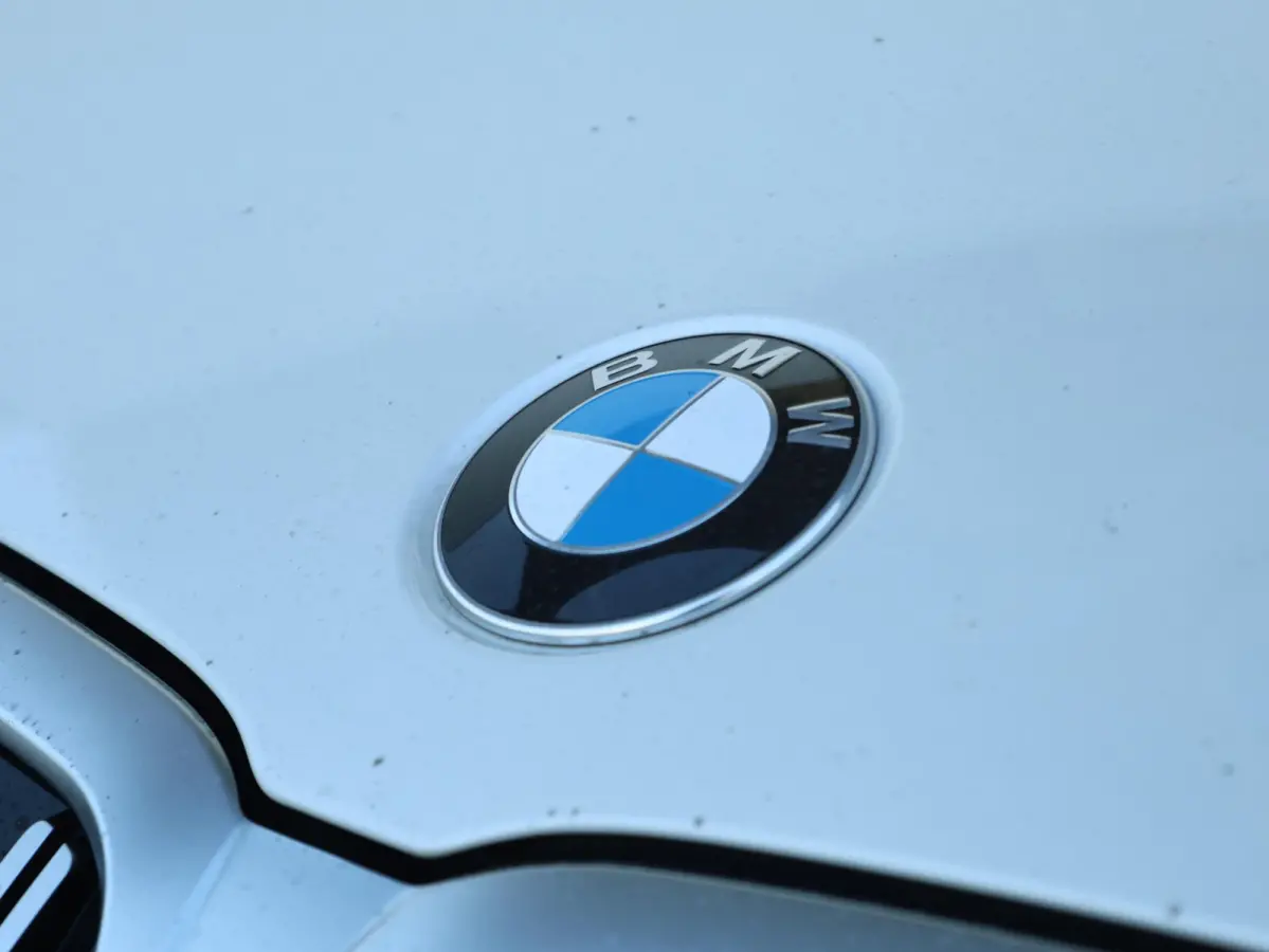 318i M-Sportpakket / Achteruitrijcamera / Trekhaak / Panoramadak / Stoelverwarming / 18'' /